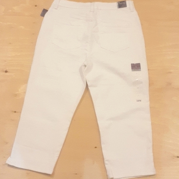 3 for $25 Bundle Sale- NWT Gloria Vanderbilt White Denim Capris, Size 10 - Picture 3 of 16